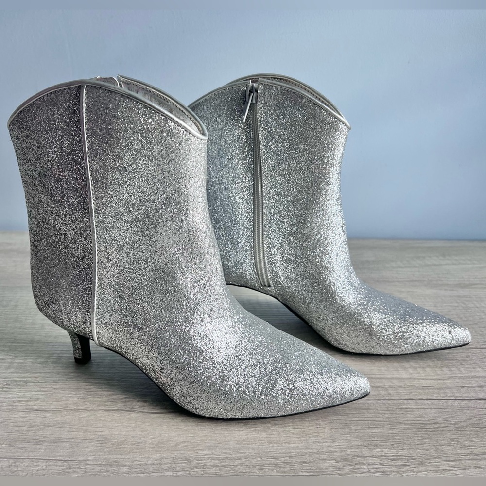 On 34th Women’s Aatira Tulip Booties Silver Glitter Size 10.5